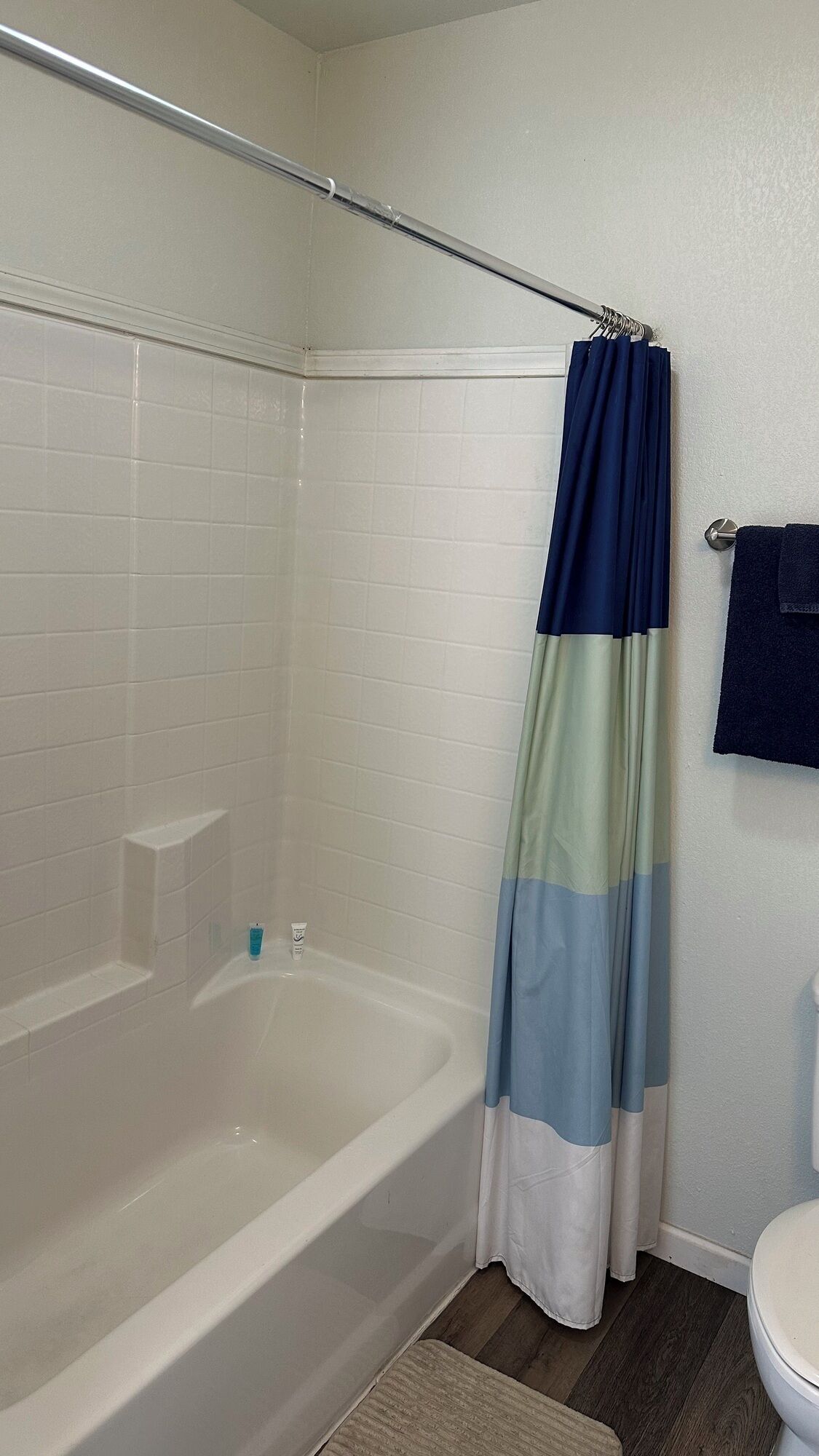 Ensemble douche/baignoire, serviettes fournies