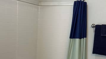 Ensemble douche/baignoire, serviettes fournies