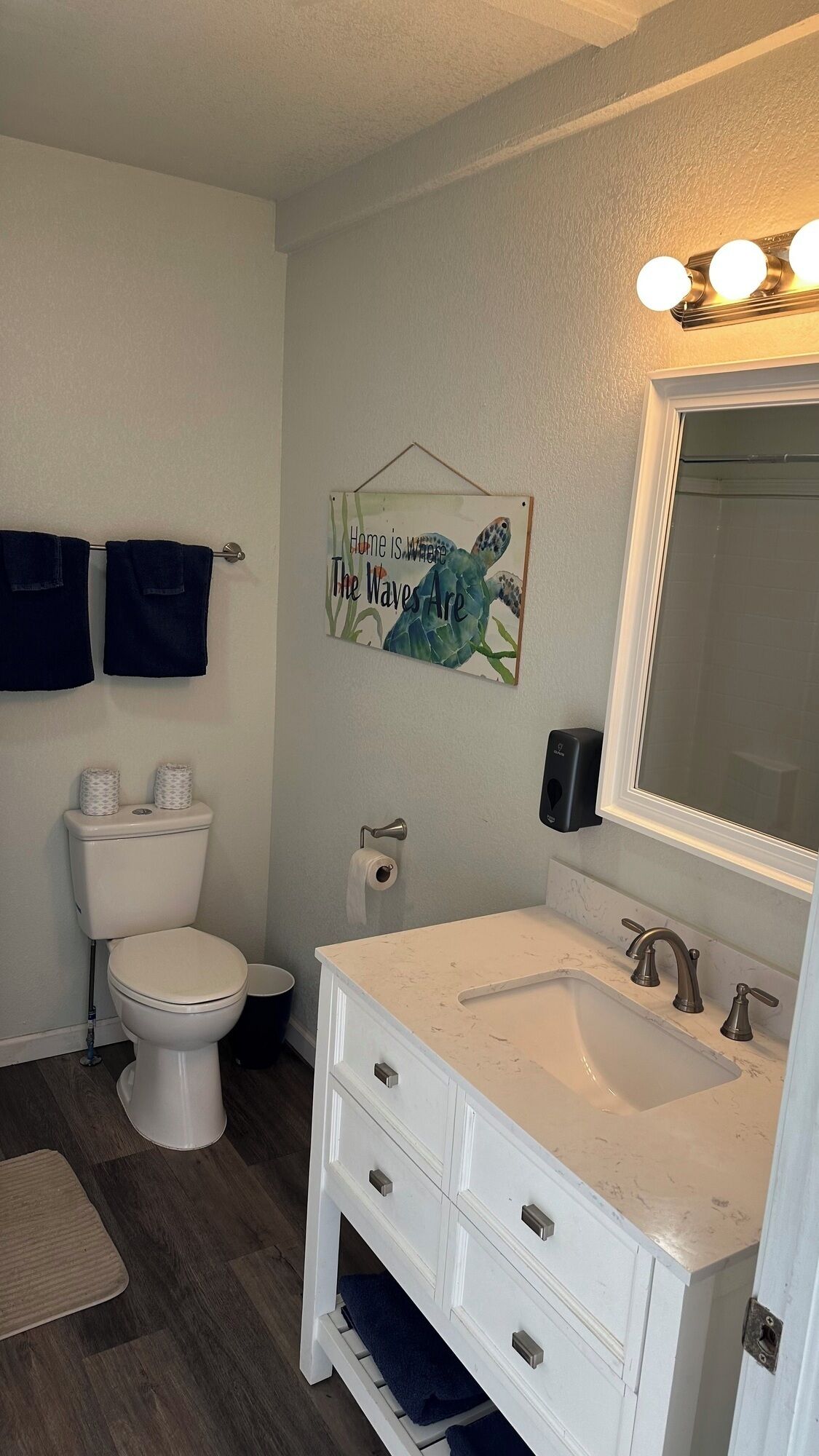 Combined shower/tub, towels