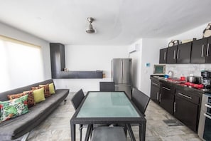Departamento de lujo, vista al mar | Cocina privada | Refrigerador con congelador, lavavajillas y utensilios de cocina 