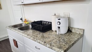 Microwave, coffee/tea maker, cookware/dishes/utensils - Charming Unit, Free Laundry & Parking12 minutes to Downtown (Cincinnati)