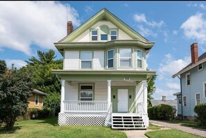 Exterior - Charming Unit, Free Laundry & Parking12 minutes to Downtown (Cincinnati)