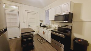 Fridge, microwave, oven, stovetop - Lovely 1-bd unit w/free parking 12 min to downtown (Cincinnati)