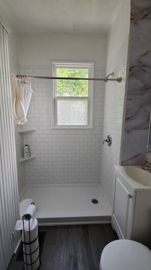 Ensemble douche/baignoire, serviettes fournies, savon, papier toilette