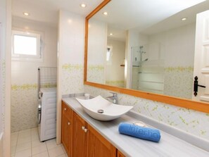 Séchoir à cheveux, serviettes fournies