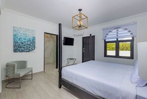 4 bedrooms, iron/ironing board, WiFi, bed sheets