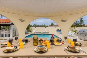 屋外ダイニングエリア