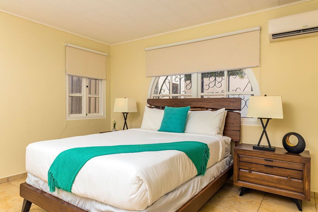 4 bedrooms, iron/ironing board, WiFi, bed sheets