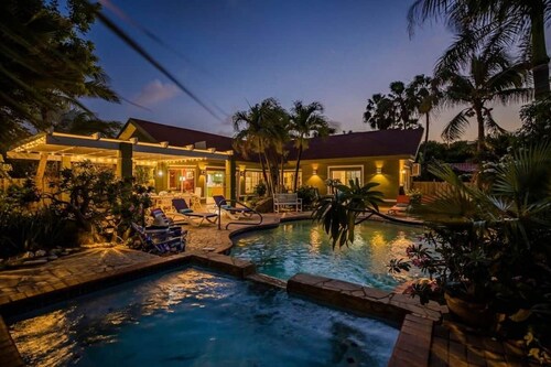 Spacious 5BR Home w/ Amazing Garden & PrivatePool