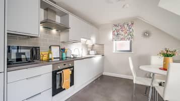 Apartamento, banheiro privativo | Cozinha compartilhada