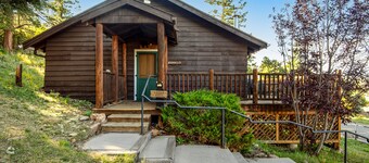 Cabin with an amazing mountain view, gas fireplace, two decks, & WiFi