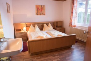 10 bedrooms, iron/ironing board, WiFi, bed sheets