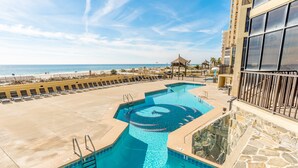 Una piscina con un diseño singular, vista al mar y ambiente de resort.