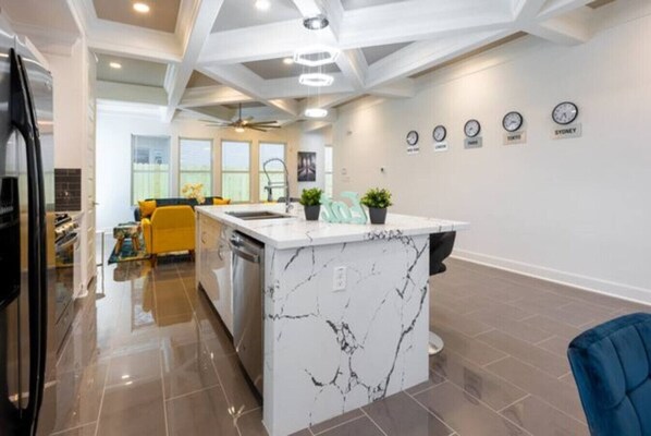 冷蔵庫、電子レンジ、オーブン、コンロ