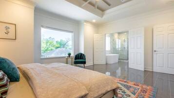 3 habitaciones, escritorio, tabla de planchar con plancha y wifi