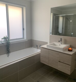 Combined shower/bathtub, hair dryer, soap, shampoo