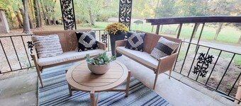Cheerful Chapel Hill 4 BR HOUSE Close to UNC/Carrboro on Private 7 Acre Flat Lot