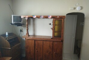 Decoración individual, mobiliario individual, wifi gratis y ropa de cama