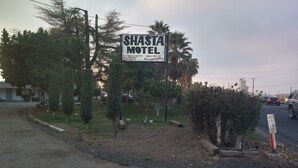 Unclassified image, 2 of 27, button - EL Amigo Motel (Turlock)