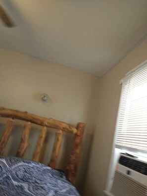 Individually decorated, individually furnished, free WiFi, bed sheets - EL Amigo Motel (Turlock)