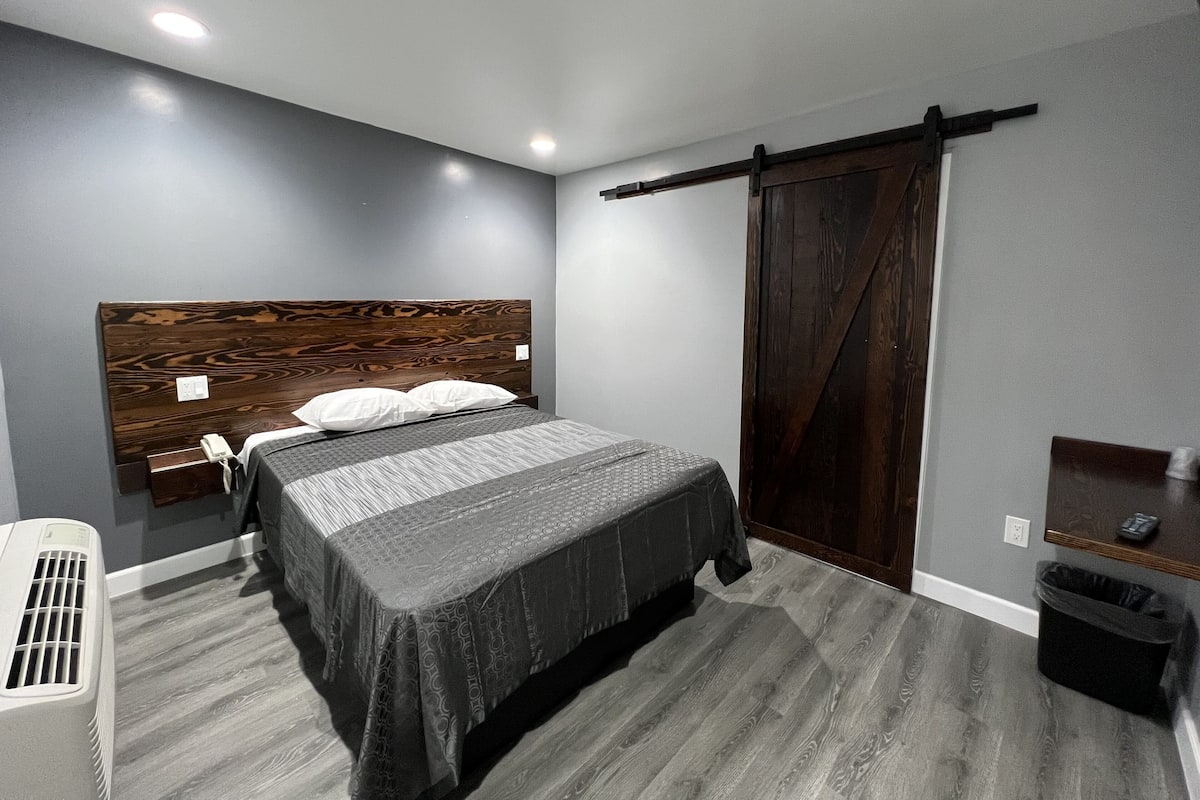 Ropa de cama de alta calidad, muebles diferentes y escritorio