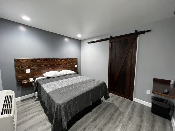 Ropa de cama de alta calidad, muebles diferentes y escritorio