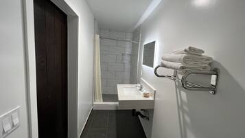 Deluxe Room | Bathroom