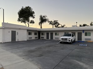 Ropa de cama de alta calidad, muebles diferentes y escritorio 