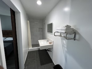 Deluxe kamer | Luxe beddengoed, individueel gemeubileerd, een bureau, gratis wifi