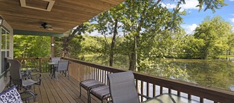 Private Hot Tub!  Kayaks. Serene Lakefront. Pool.