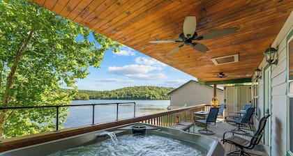 Private Hot Tub! Kayaks. Serene Lakefront. Pool.