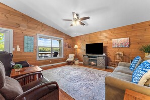 Smart TV, fireplace, DVD player, books - Private Hot Tub!  Kayaks. Serene Lakefront. Pool. (Forsyth)