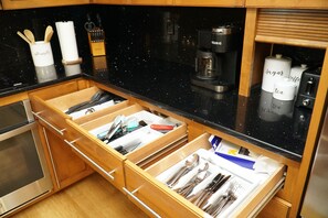 Kjøleskap, mikrobølgeovn, ovn og kokeplater