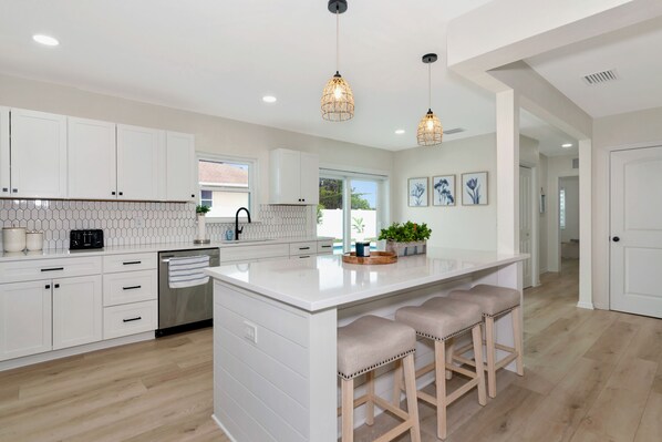 Fridge, microwave, stovetop, dishwasher