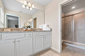 Bathtub, hair dryer - Kingdom Keys Private Pool Home in Solterra (Davenport)