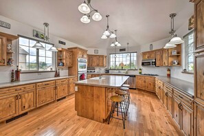 Fridge, microwave, stovetop, dishwasher - The Vineyard Country Farm Home at Grand Valley (Grand Junction)