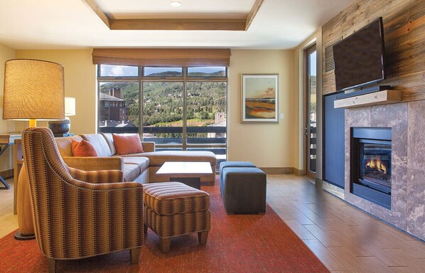 Televisio, takka, DVD-soitin, pöytäjalkapallopöytä