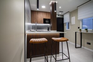 Mikrobølgeovn, ovn, kaffetrakter/tekoker og kjøkkenutstyr