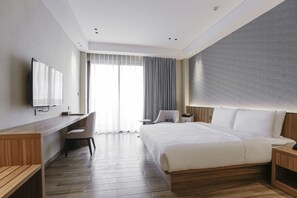 Minibar, värdeförvaringsskåp på rummet, skrivbord och ljudisolering