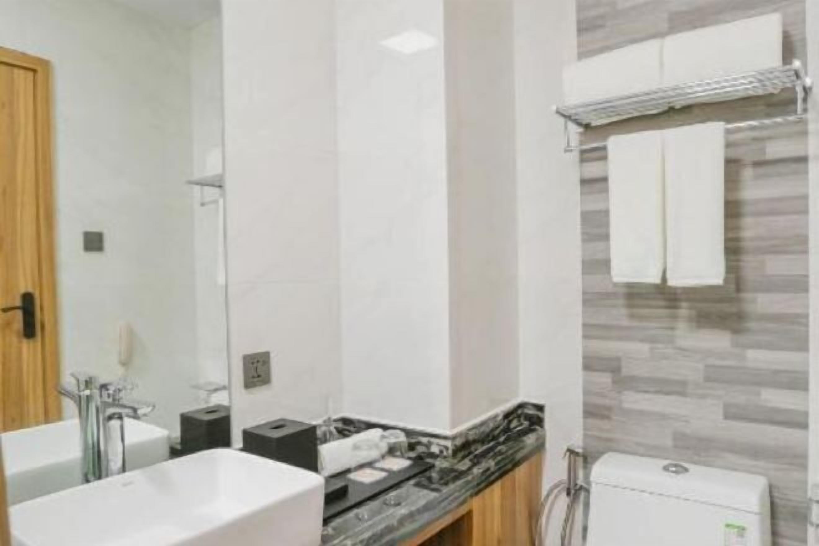 Shower, rainfall showerhead, free toiletries, hair dryer