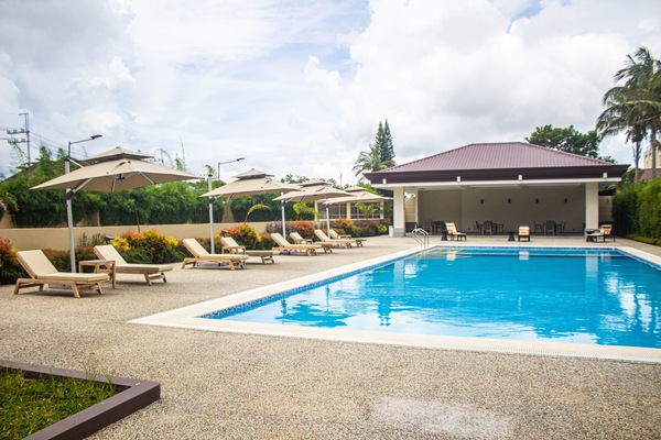 Kolam renang outdoor, dengan kursi berjemur