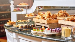 Ein Buffet mit verschiedenen Backwaren und Desserts.