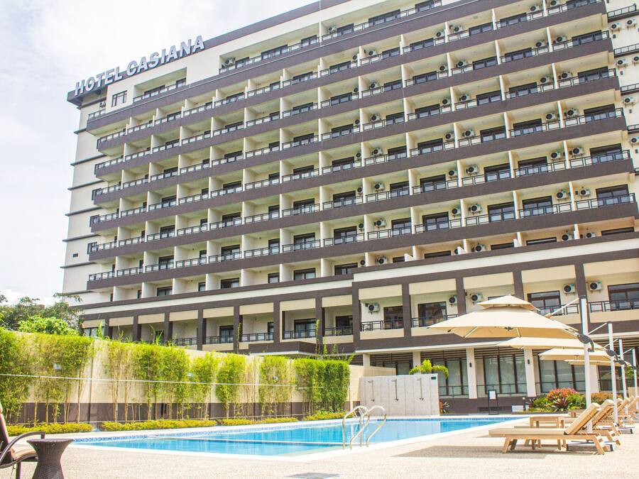 Kolam renang outdoor, dengan kursi berjemur