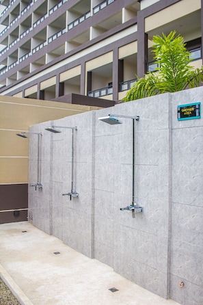 Utendørsbasseng og solsenger