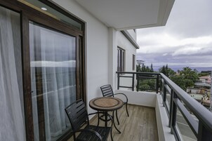 行政套房, 3 间卧室 | 阳台景观