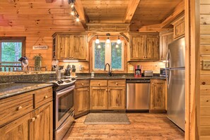 Fridge, microwave, stovetop, dishwasher