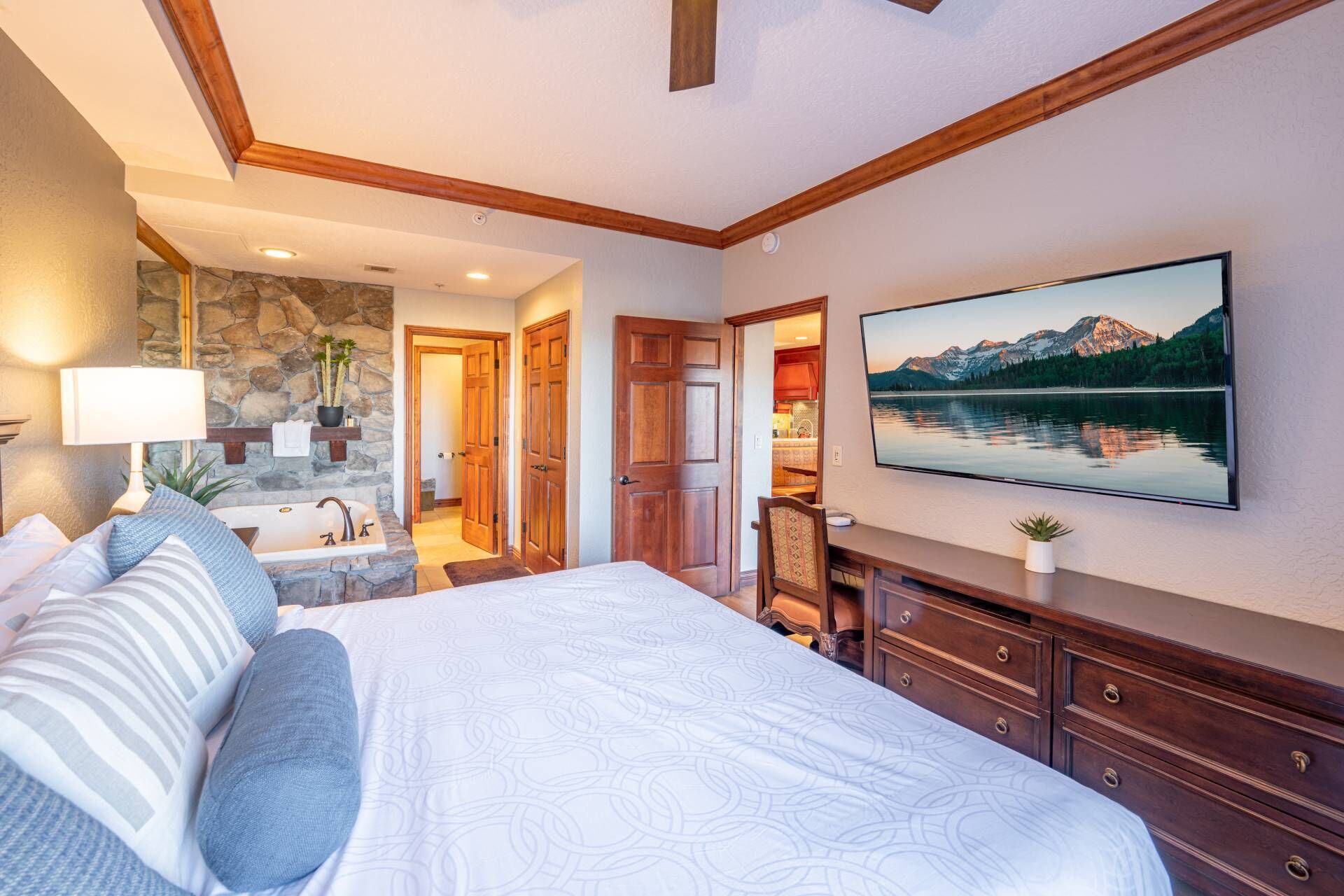 2 bedrooms, in-room safe, iron/ironing board, free WiFi