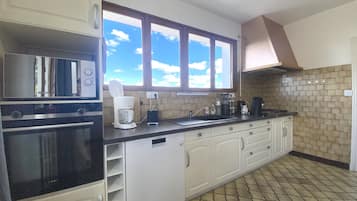Microwave, oven, stovetop, coffee/tea maker