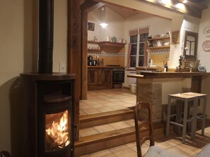 Jääkaappi, mikroaaltouuni, uuni, liesi