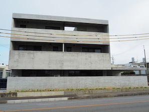 Exterior - La luna (Yomitan)